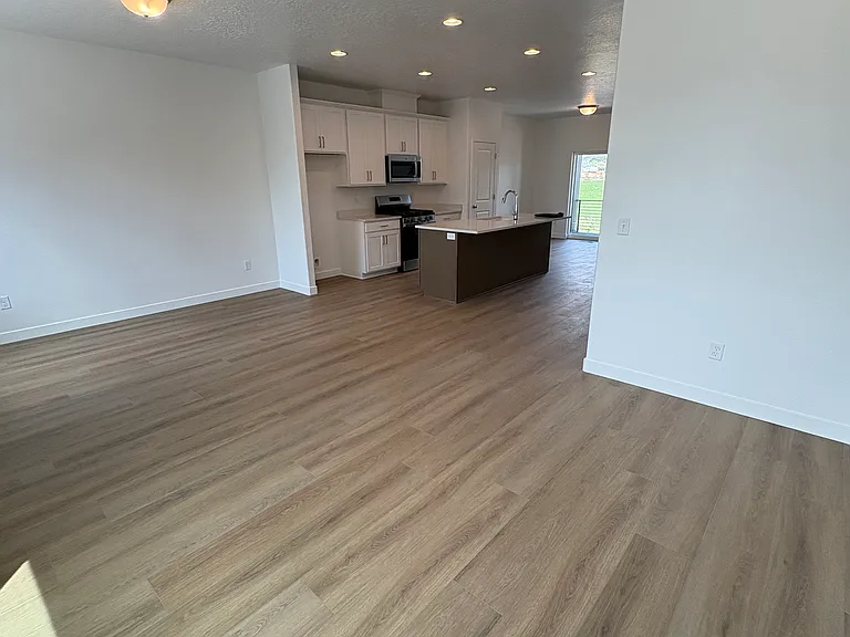 486 S 700 W — Photo 1