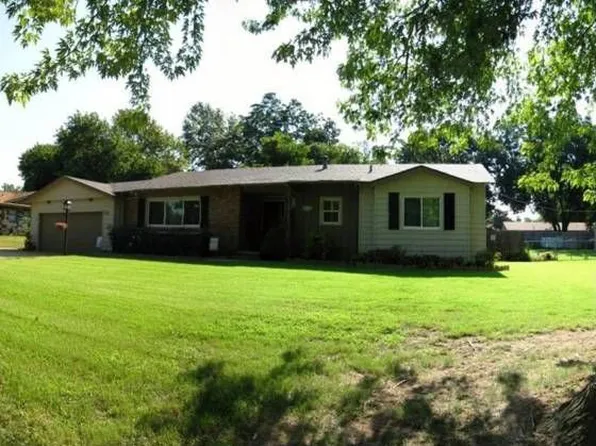 1705 Monument Rd, Ponca City, OK 74604