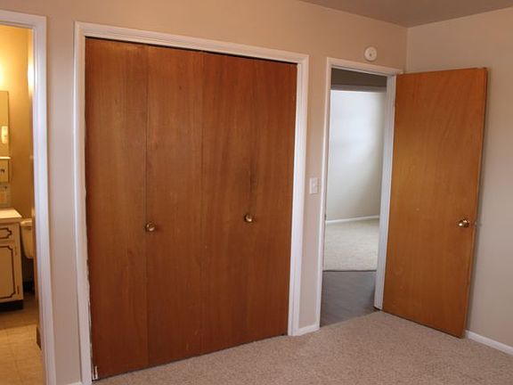 3rd image of 2556 Burlington Ave