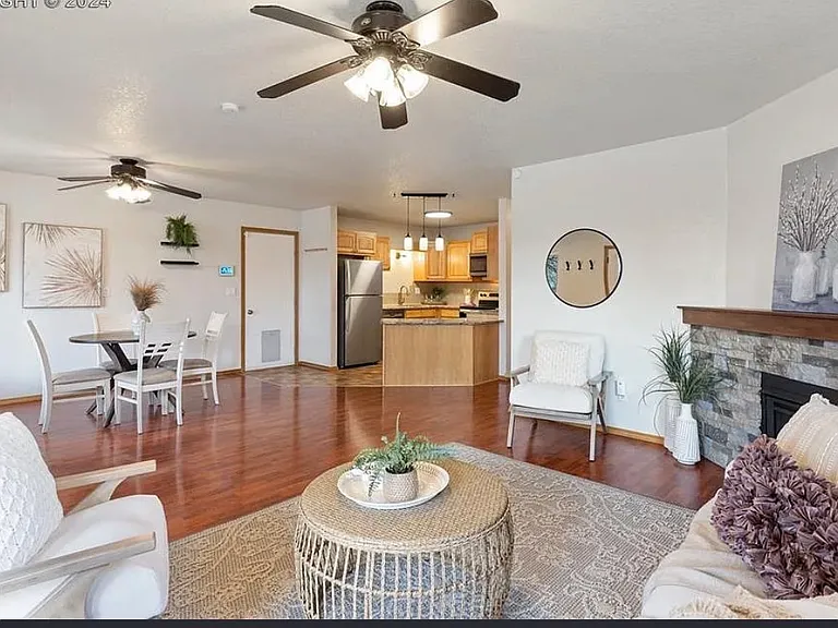 980 Columbine Ave — Photo 4