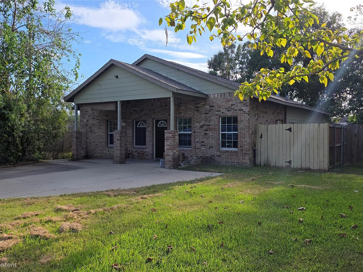 2 bed, 1.0 bath, 1872 sqft, $1,400 — Photo 1