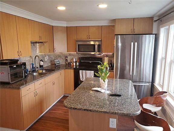 5th image of 38 Rowe Ave