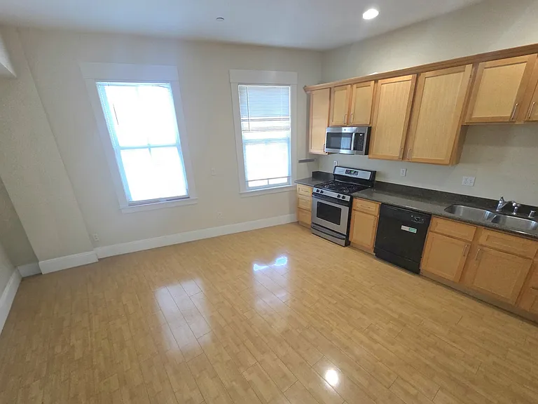 2597 Telegraph Ave #B — Photo 3