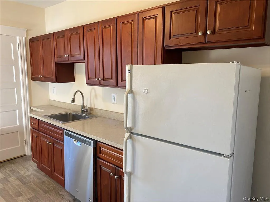 3 bed, 1.0 bath, 1100 sqft, $3,000 — Photo 4