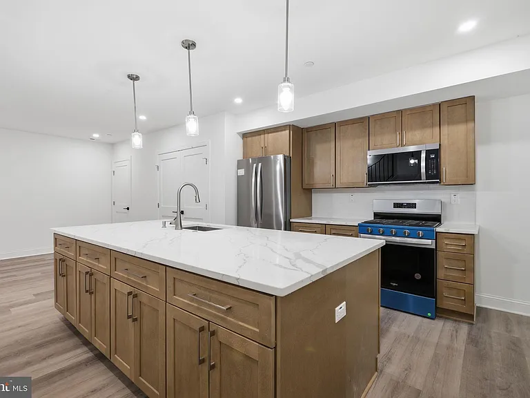 2404 N Capitol St NW #A — Photo 3