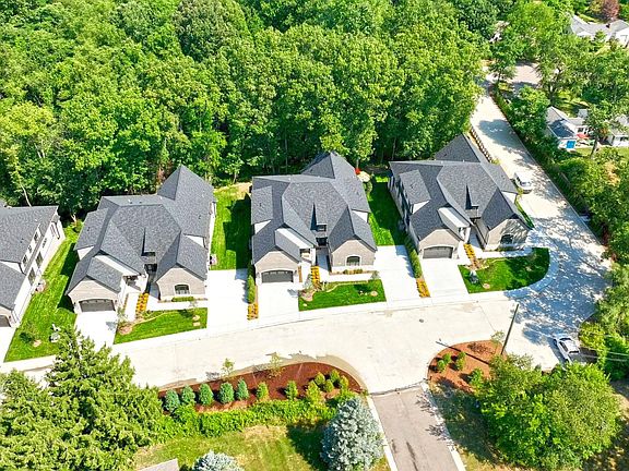 2nd image of 526 Maplehill Rd