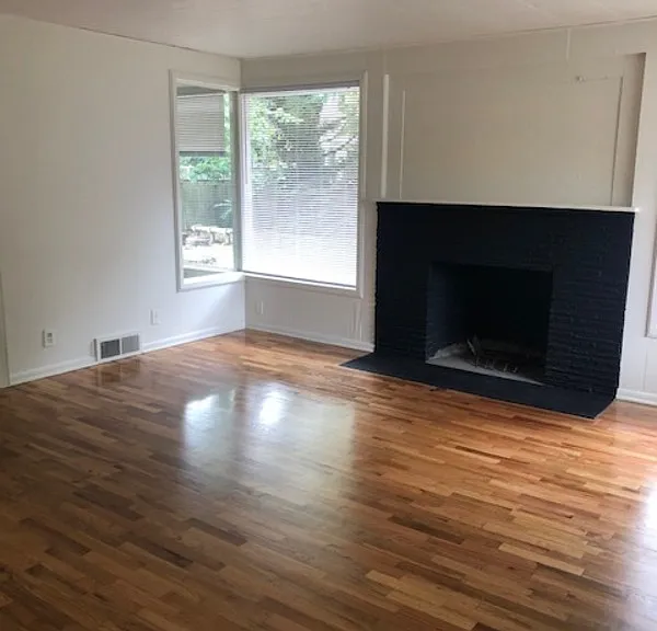 5518 25th Ave NE — Photo 3