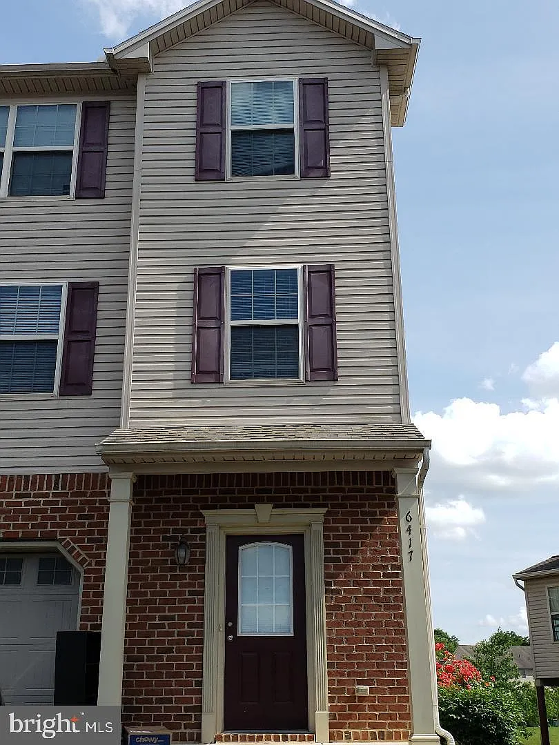 3 bed, 2.5 bath, 1920 sqft, $2,100 — Photo 1