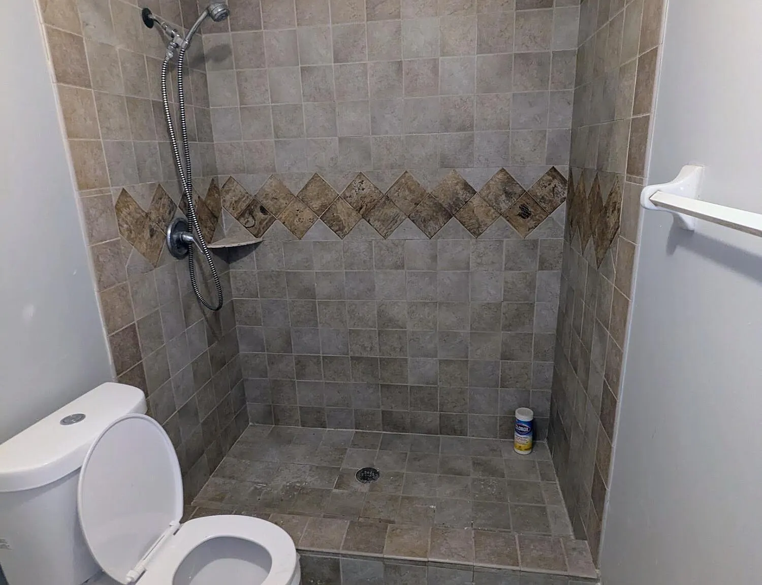 4 bed, 2.0 bath, 1816 sqft, $1,950 — Photo 2