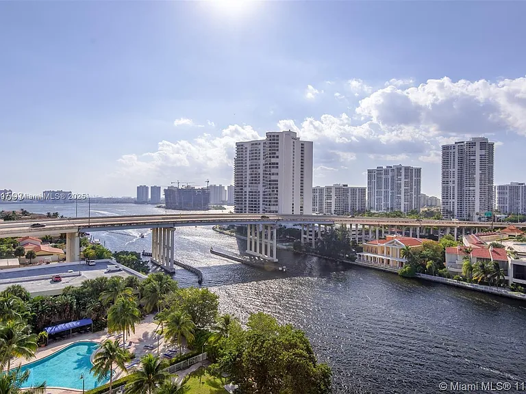 19390 Collins Ave #1121 — Photo 3