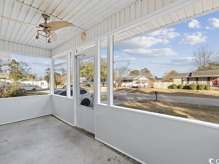 Screened in porch - Front