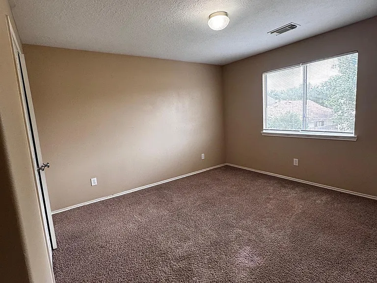 1411 Hallcroft Ln — Photo 13