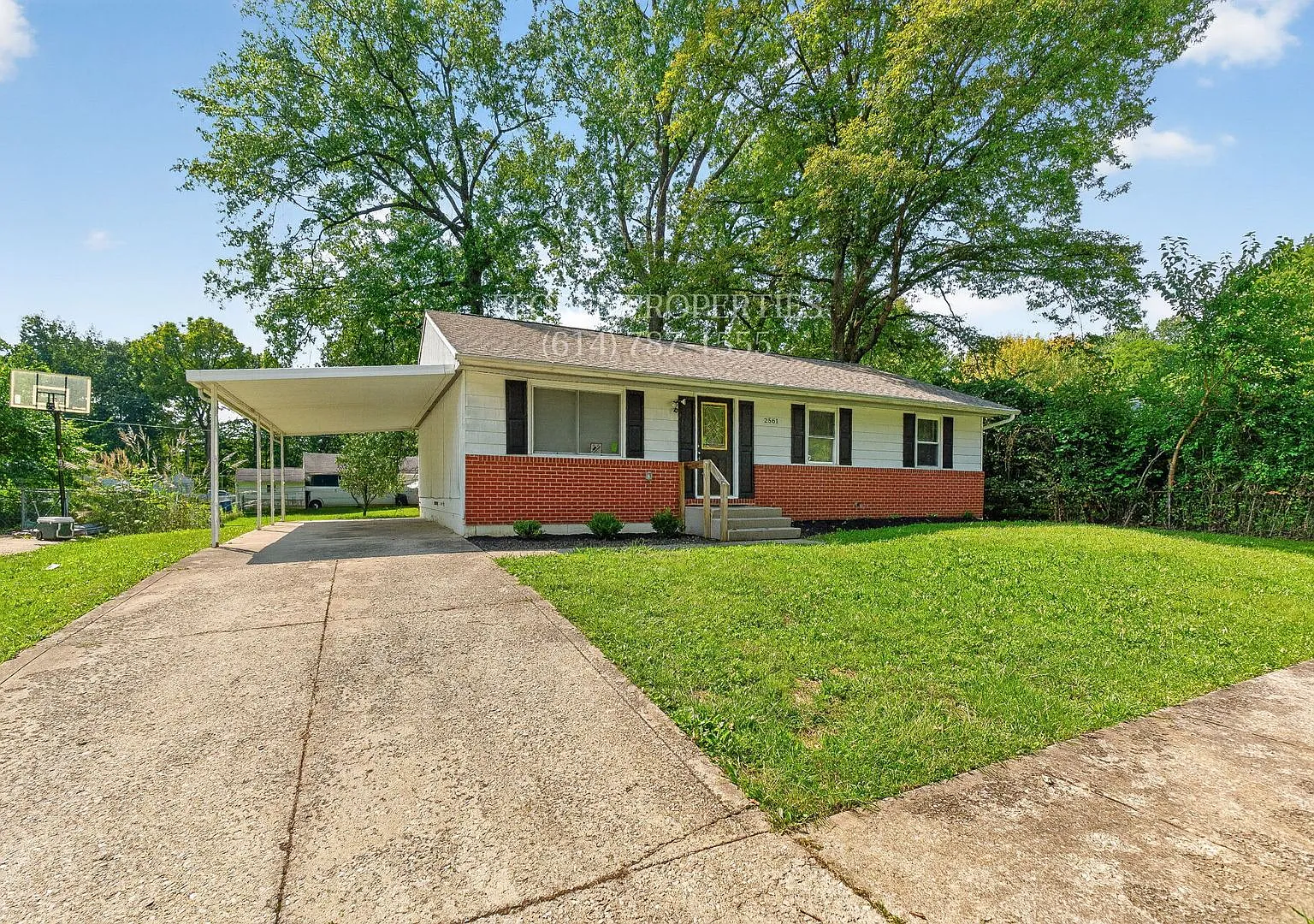 Modern Finishes & Hardwood Floors 4BR Columbus Gem — Photo 1