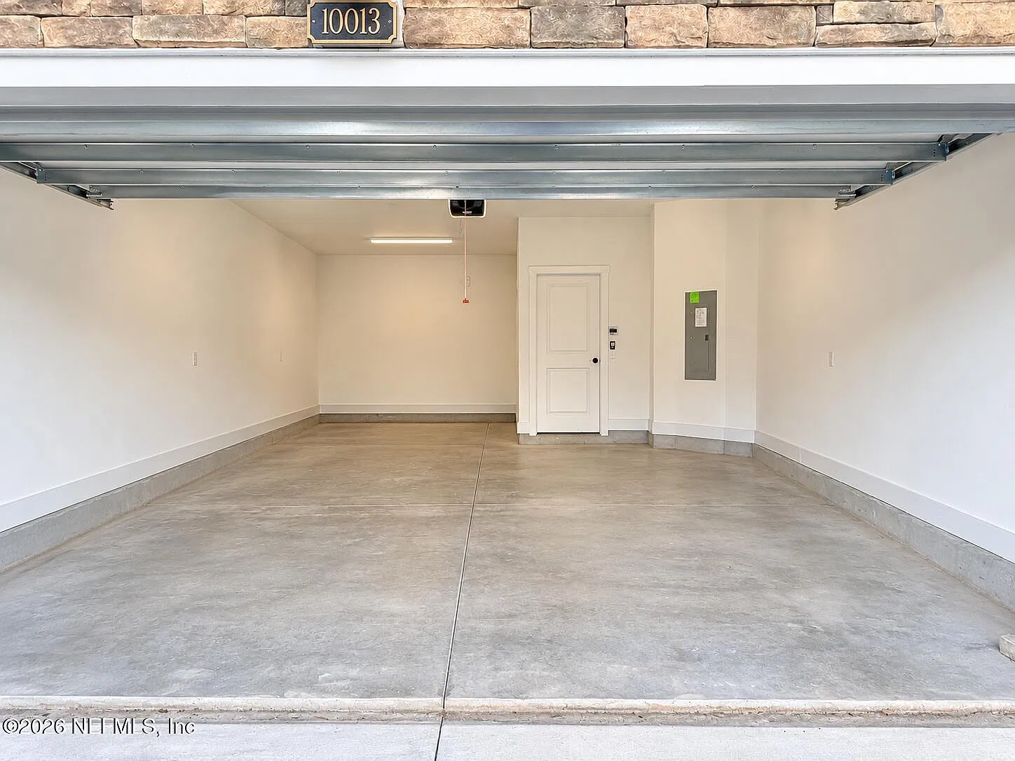 3 bed, 2.5 bath, 2126 sqft, $3,200 — Photo 4