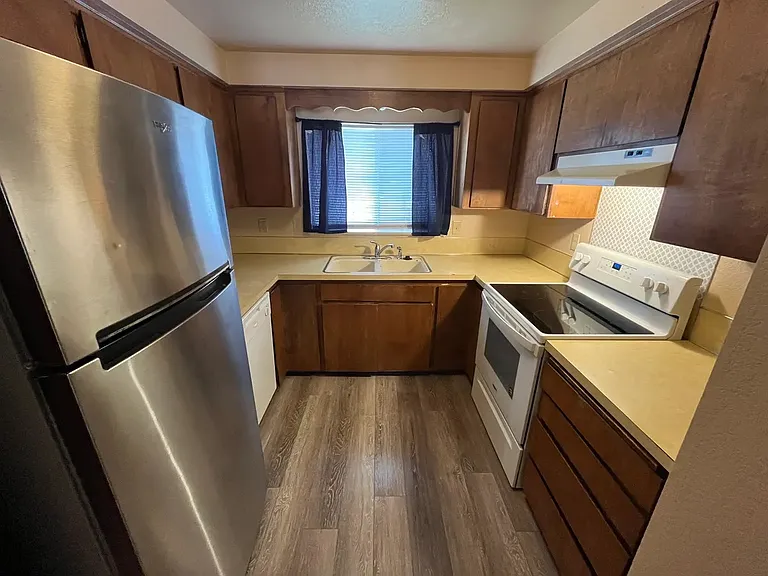 424 E Maine Ave — Photo 3
