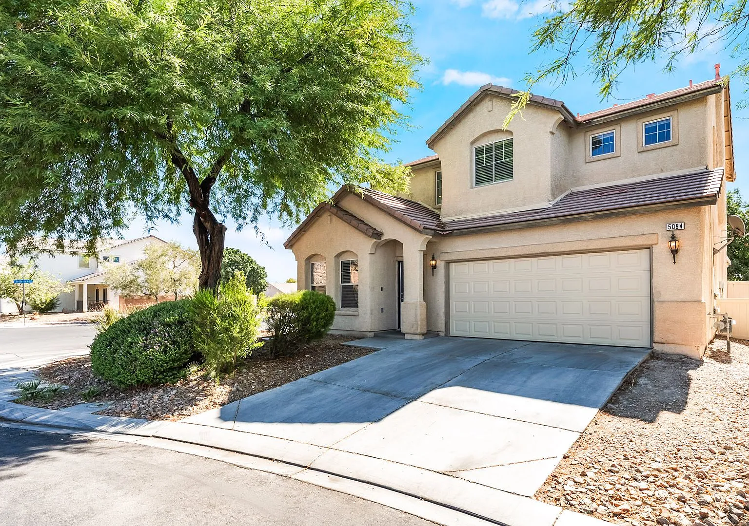 You're going to love this 4 bedroom 2.5 bath! Looks and Feels Brand New! — Photo 1