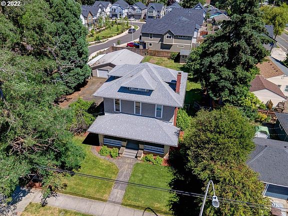 2nd image of 123 NW Garibaldi St