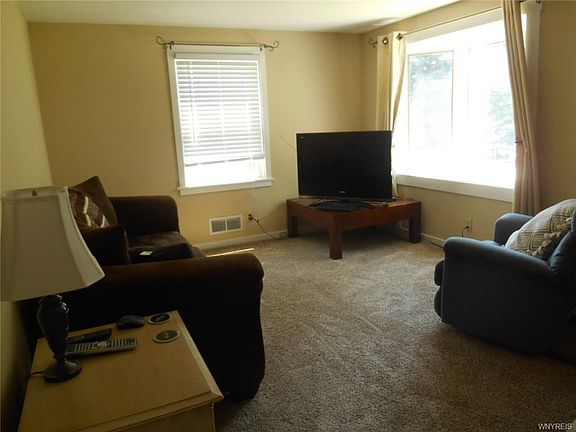 4th image of 938 Center St