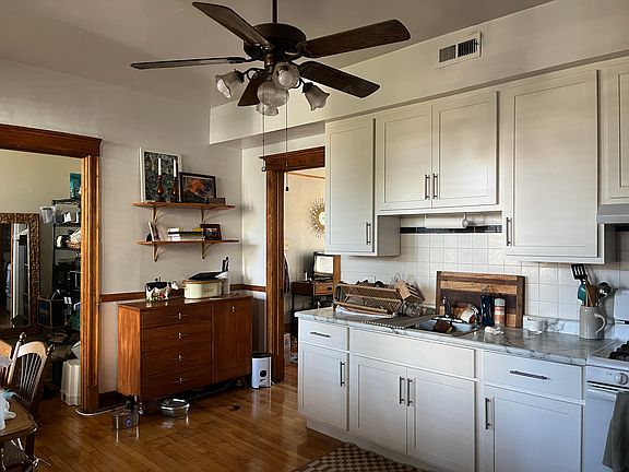 4th image of 919 N Rockwell St #1