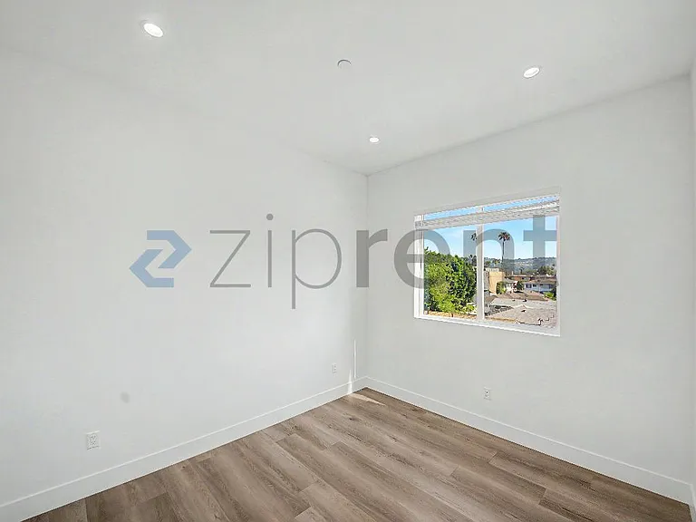 5230 1/2 Tilden Ave — Photo 13