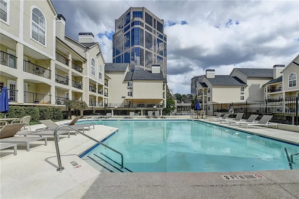2 bed, 2.0 bath, 981 sqft, $1,899 — Photo 2