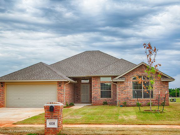 2nd image of 608 N Buckhorn Way