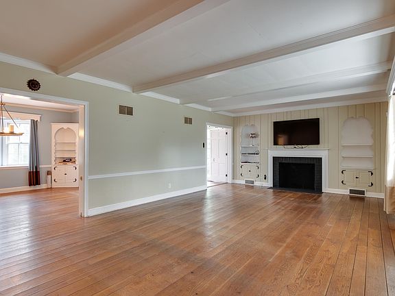 5th image of 676 Center Dr