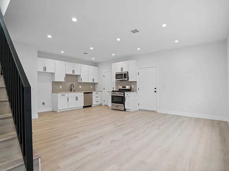 10900 Baird Ave — Photo 7