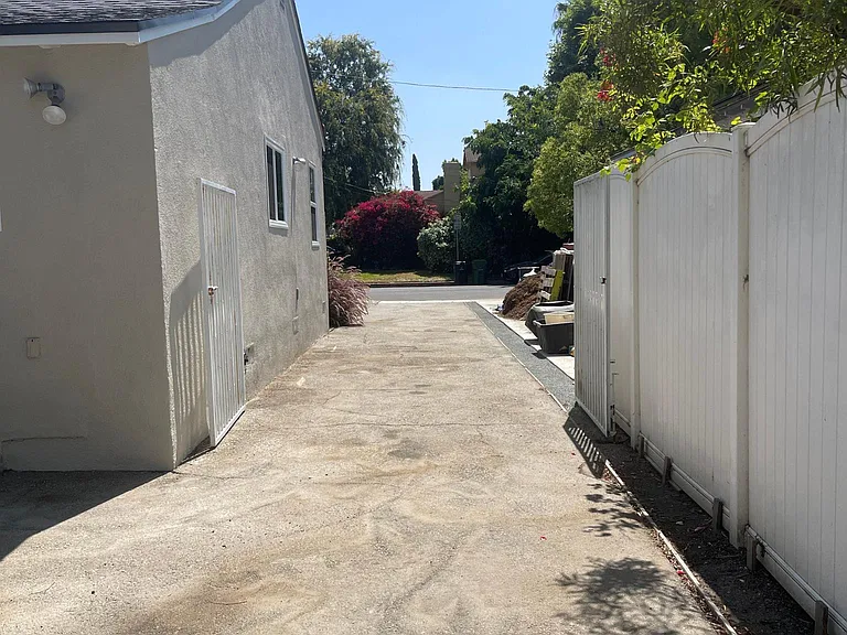 Long driveway able to fit 7 cars with lockable driveway gate.