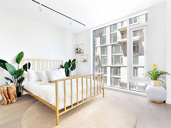 4th image of 505 W 43rd St Unit Penthouse A