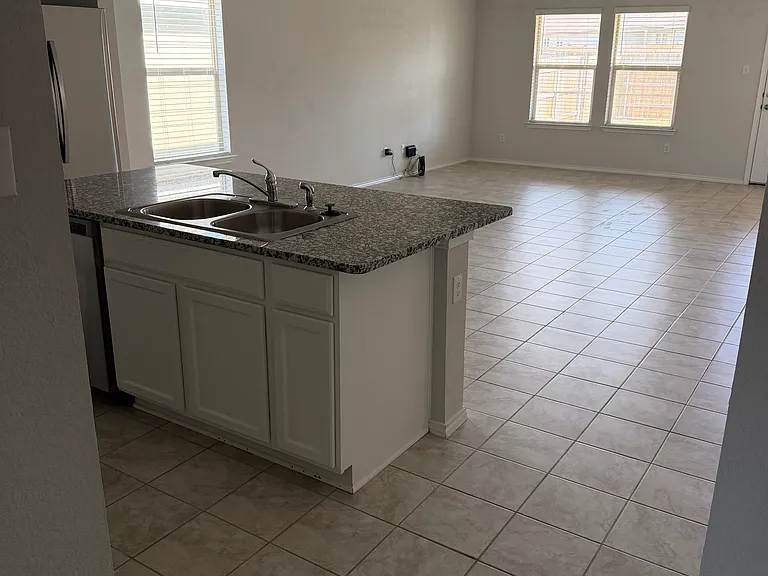 712 Taggart Trl — Photo 4