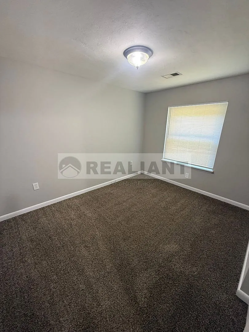 2 bed, 1.0 bath, 801 sqft, $1,050 — Photo 2