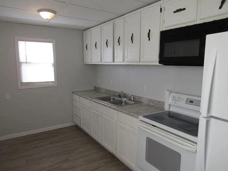 2 Bed 1 Bath in Triplex — Photo 6