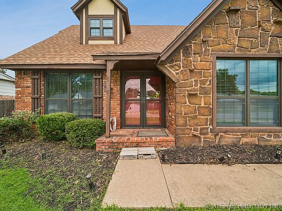 3rd image of 1011 N Forest Pl