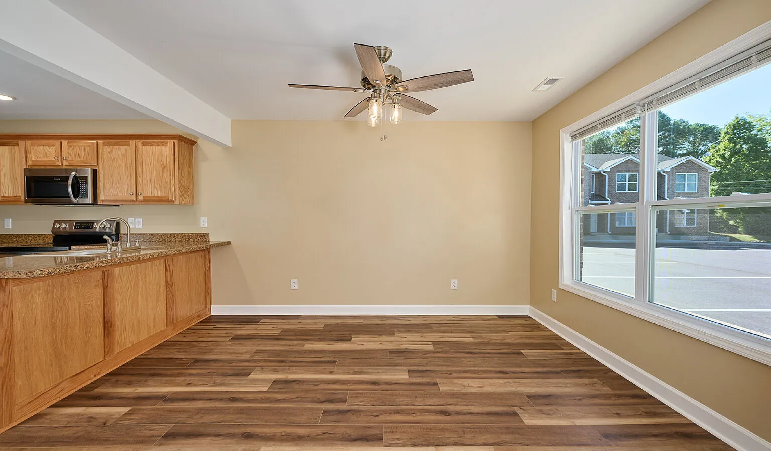 2 bed, 1.5 bath, 900 sqft, $1,300 — Photo 3