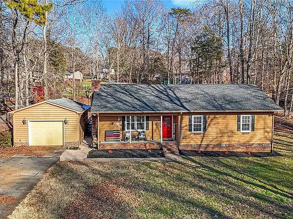 3rd image of 3220 Oakridge Dr