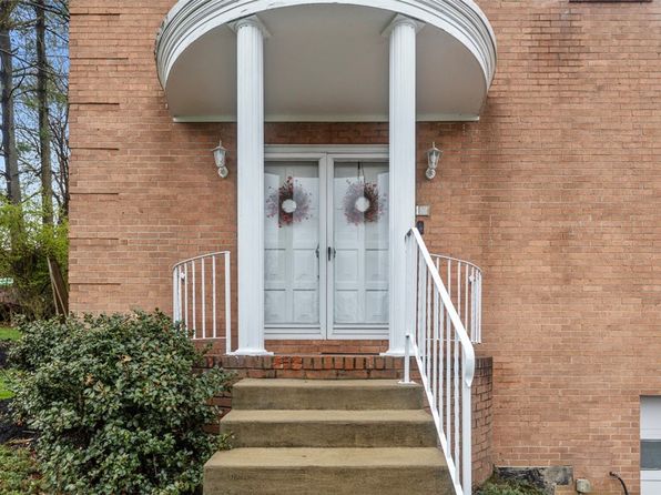 867 Lochlin Dr, Pittsburgh, PA 15243