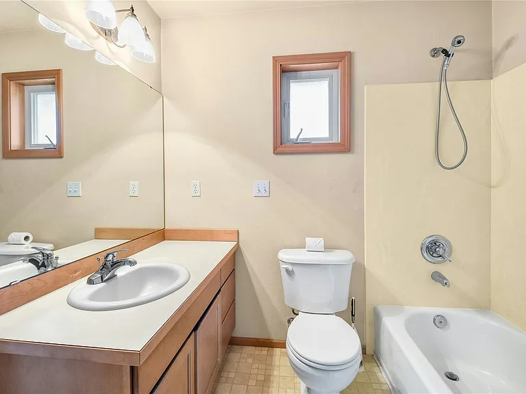 Bathroom 1 w/ walk in closet