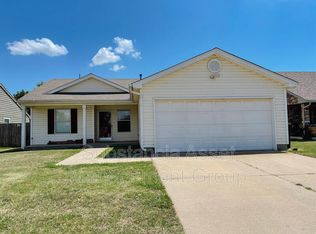 824 Eric Cir, Moore, OK 73160