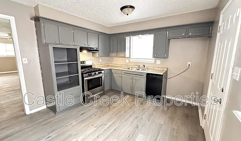 1803 Fox Ave — Photo 5