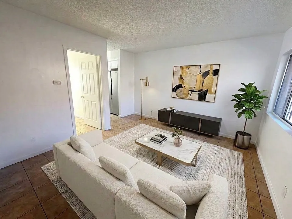 2672 S Redondo Blvd #3