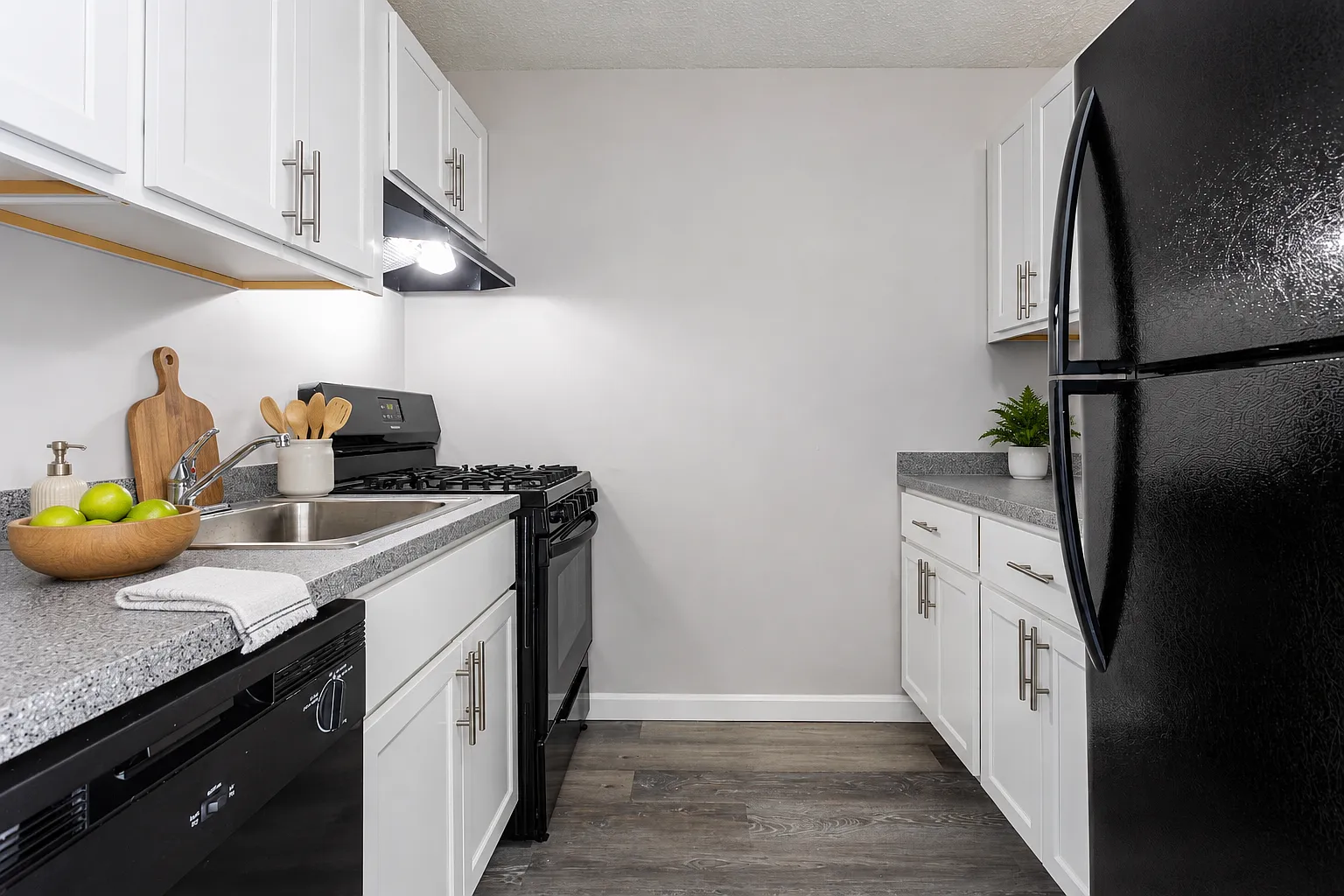 Skyline Drive Apartments — Photo 1