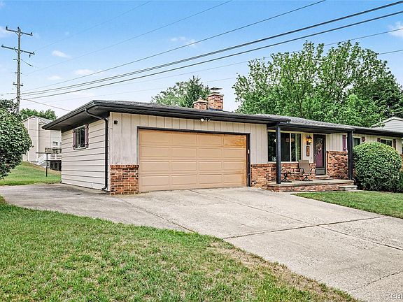 4th image of 131 Indian Knolls St
