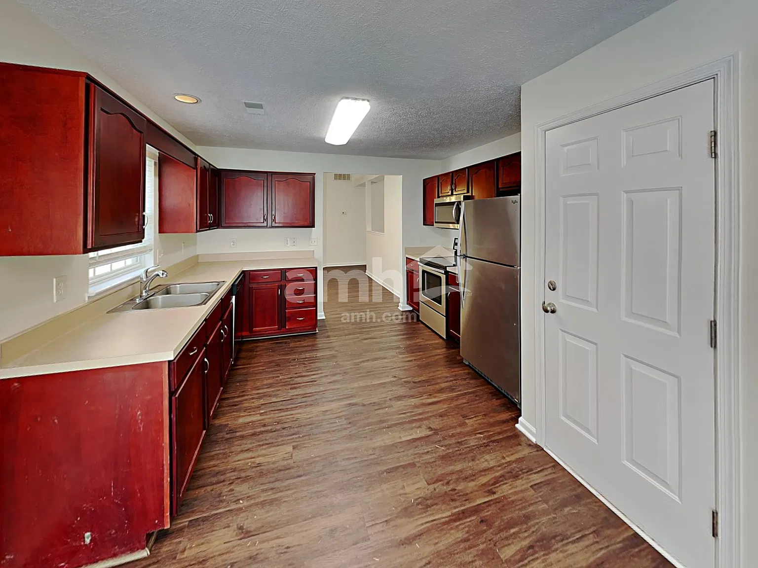 3 bed, 2.0 bath, 1383 sqft, $2,220 — Photo 3