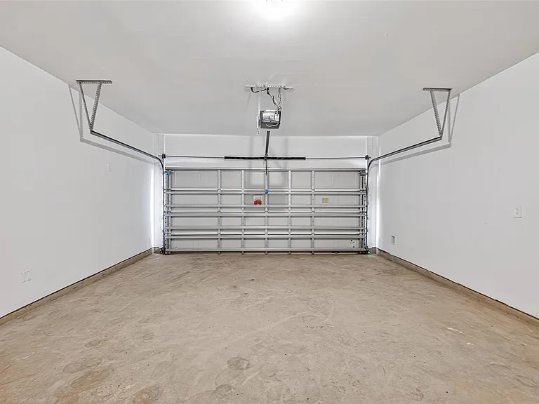 407 Robin St — Photo 38