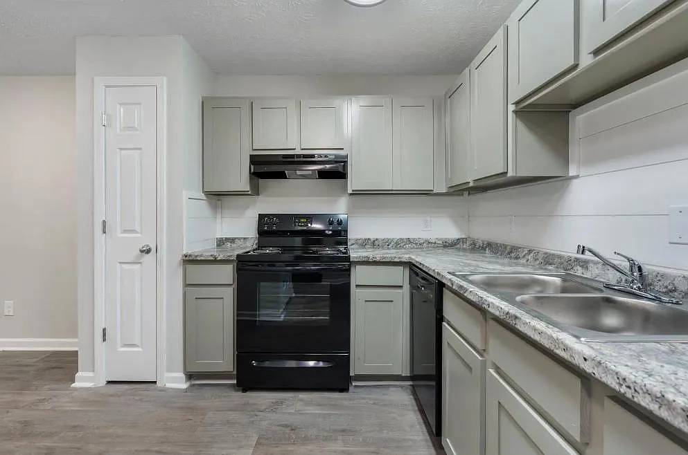 Salem Chase Apartments — Photo 1