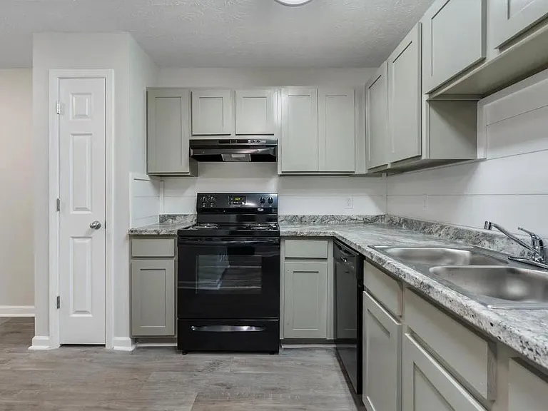 Salem Chase Apartments — Photo 1