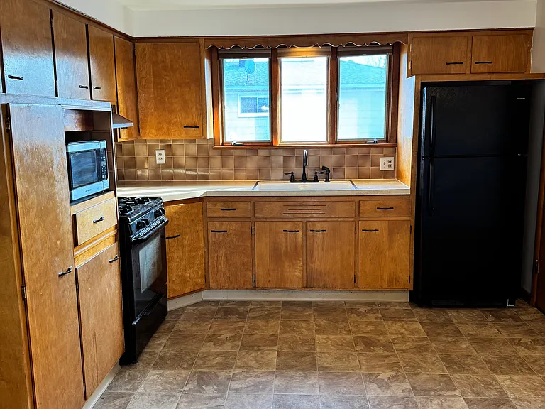 363 University Ave — Photo 14