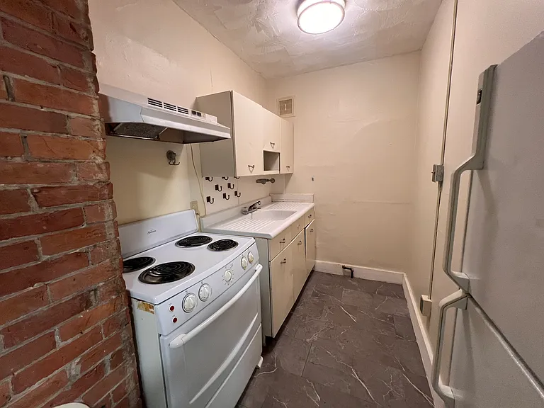 10 Railroad St — Photo 1