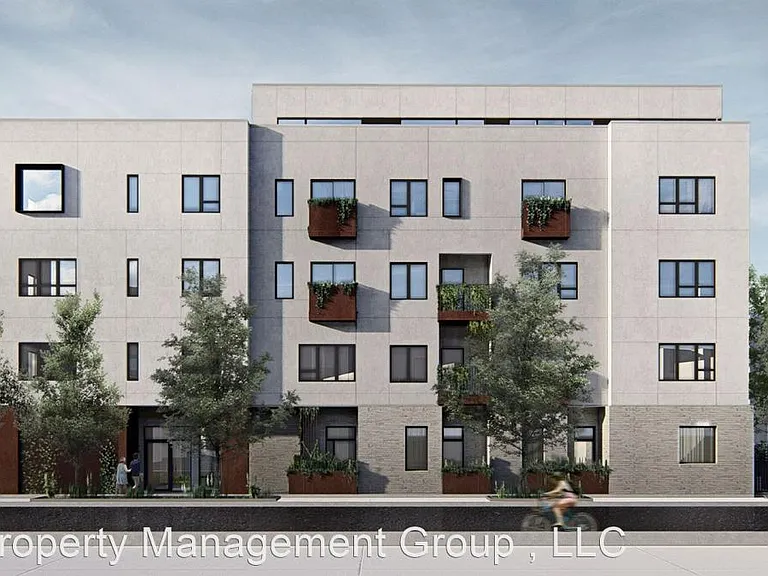 906 Trinity St — Photo 4